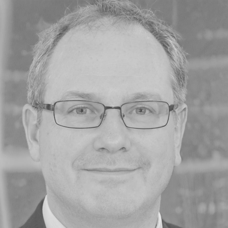 Dr. Marcus Weber - Leitender Finanzanalyst