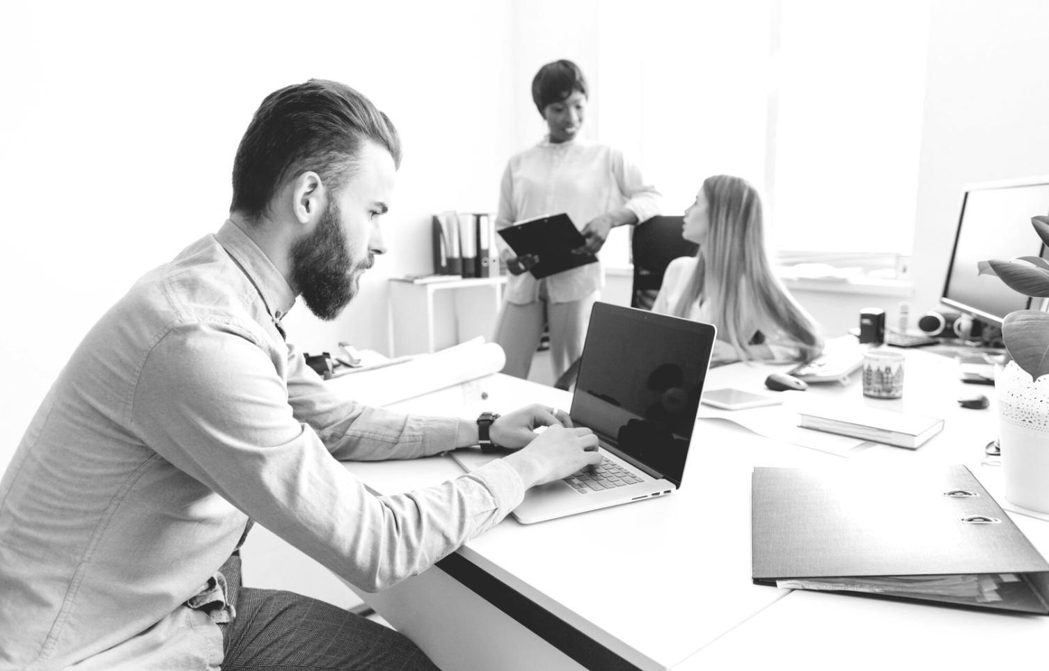 Professionelle Finanzanalyse-Arbeitsplatz mit modernen Tools